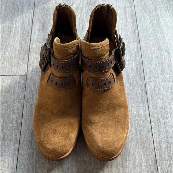 Ugg Patsy Brown Suede Ankle Boots with heels and cutouts size 6.5 fall boots - Picture 2 of 15